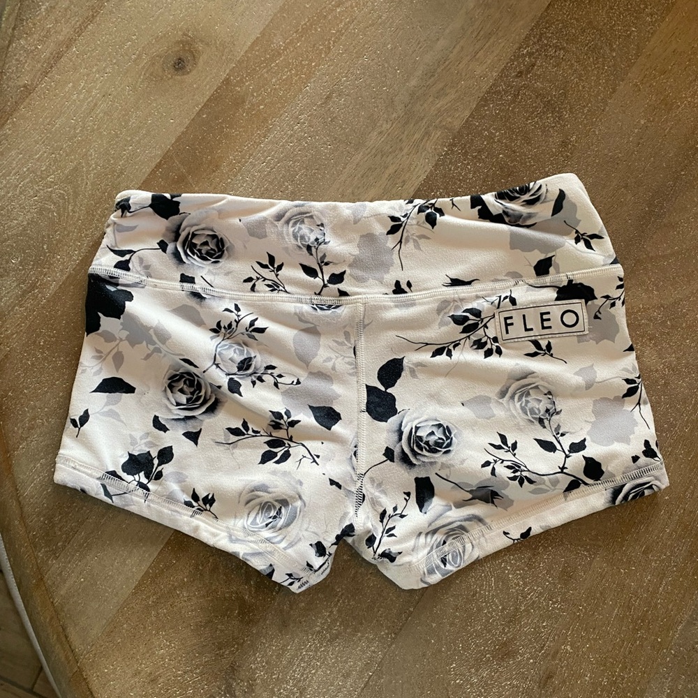 Fleo mid rise rose shorts ❤️sold out popular design❤️